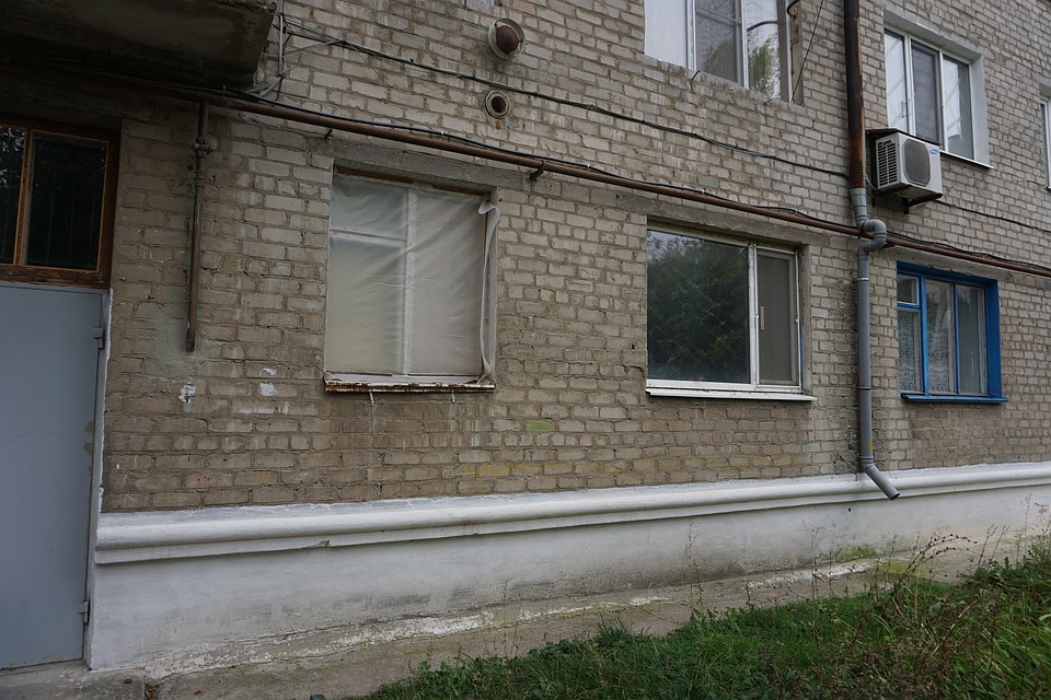 Дома в Докучаевске часто без окон.