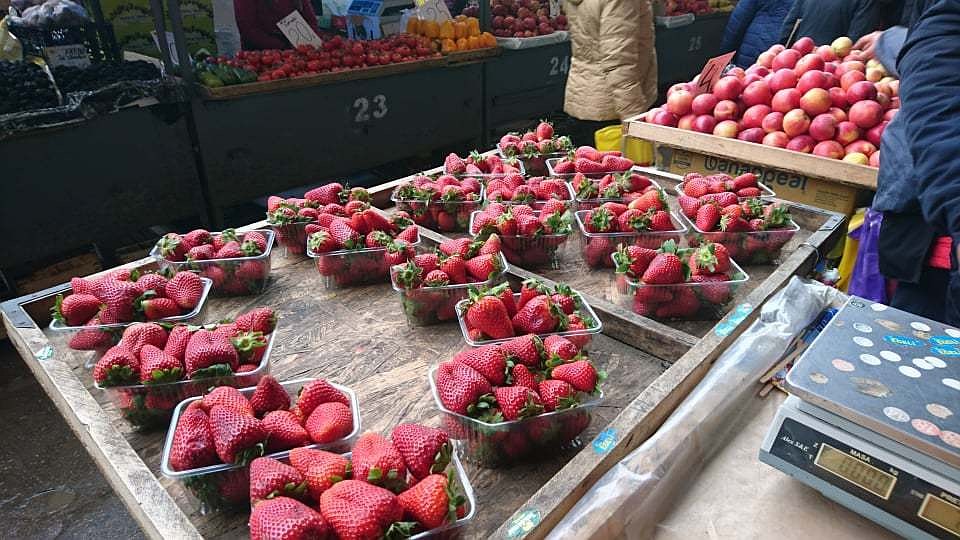 Клубники на рынках столицы очень много!