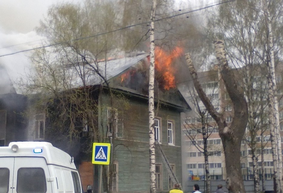 Огонь охватил чердак.