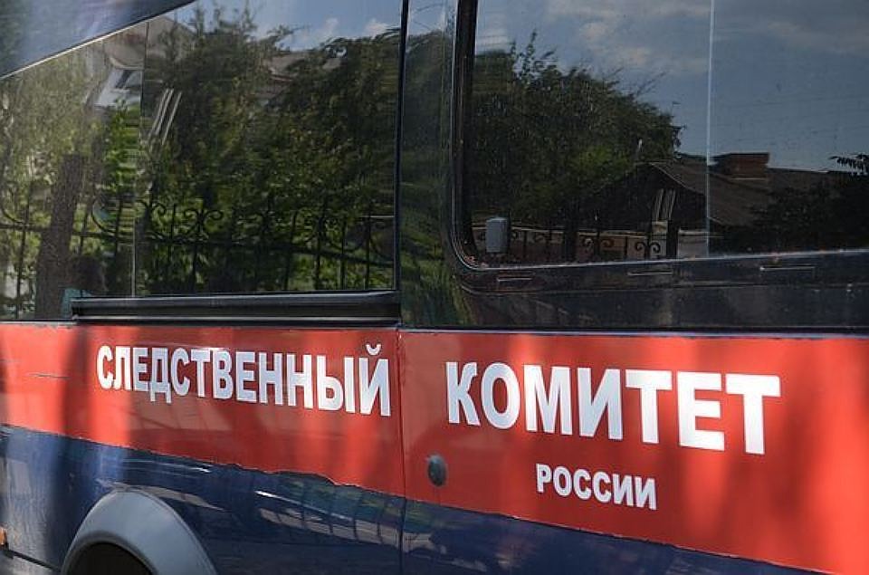 Сотрудники Следственного комитета выясняют, не задолжали ли зарплату и другим работникам фирмы.