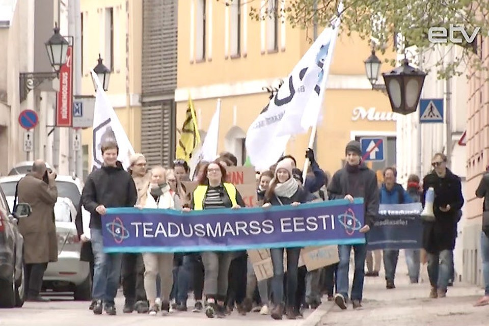 В эстонском городе Тарту в субботу, 4 мая, ученые провели марш в поддержку увеличения финансирования науки. Фото: ETV+