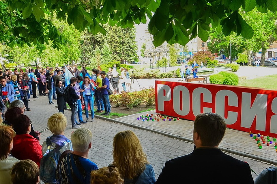 Дончане пришли к стела «Россия» возле площади Ленина. Фото: oddr.info