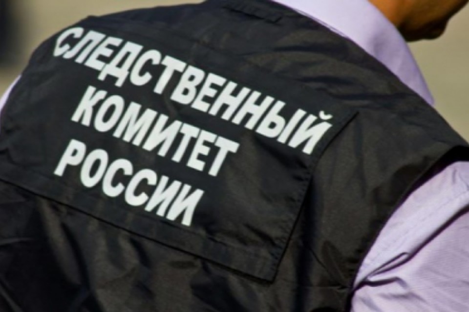 Руководство магазина не потрудилось вынуть осколки из рамы, а торговая точка продолжила работать