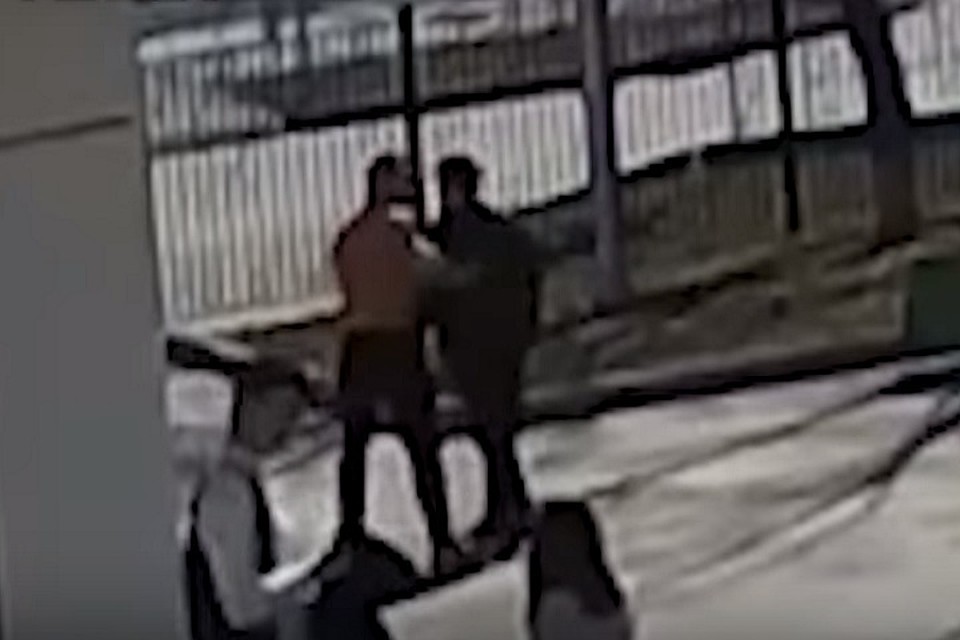 В одной из школ Тюмени ученика ударил по голове взрослый мужчина. Фото с камеры видеонаблюдения
