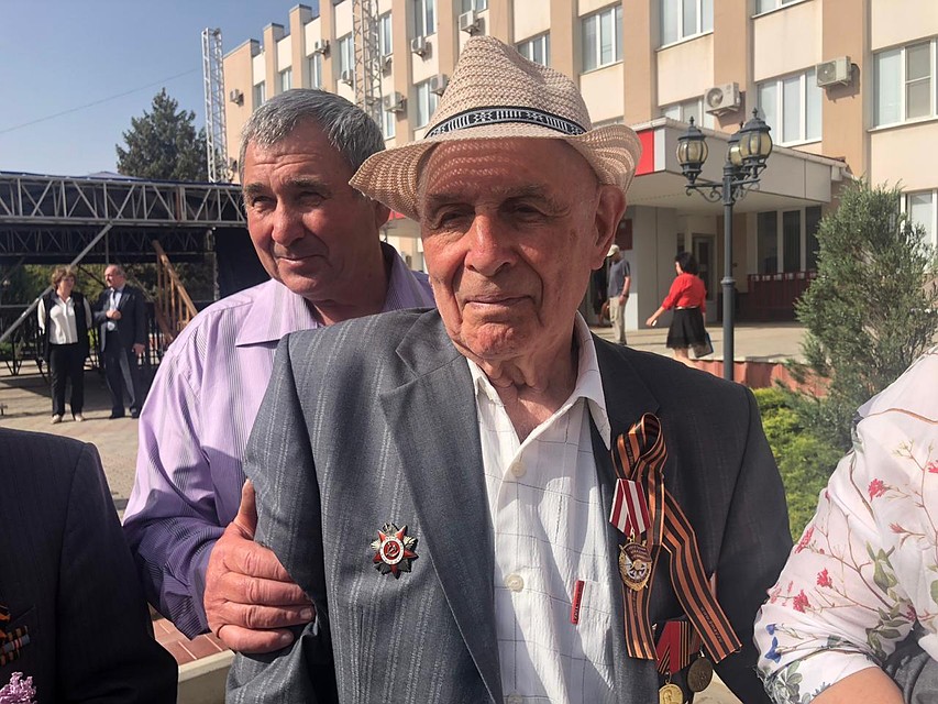 Теперь у Николая Петровича на пиджаке есть его давно заслуженный орден - Красного Знамени. Фото: управление информполитики правительства РО.