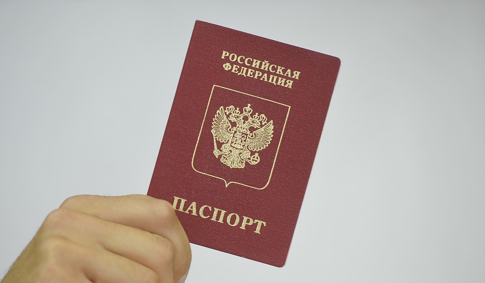 Россия продолжит выдавать паспорта жителям Донбасса