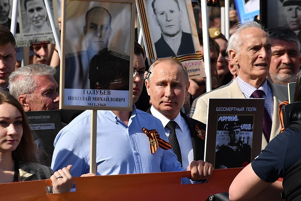 Путин в составе колонны "Бессмертного полка"