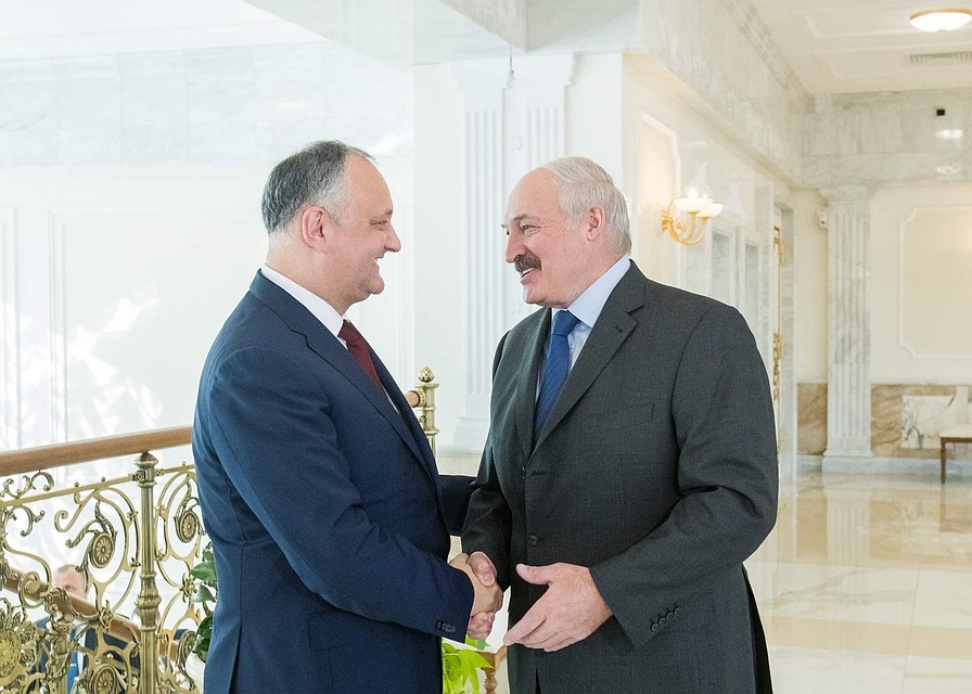 Лукашенко поздравил Додона и весь молдавский народ с наступающим Днем Победы