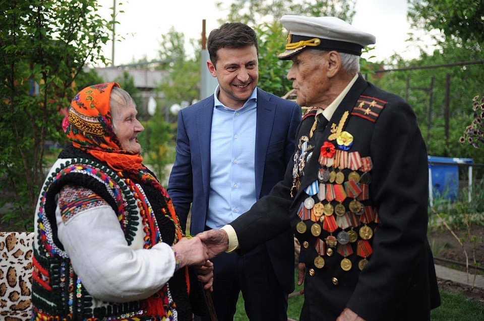 Прасковья Зеленчук-Потяг, избранный президент Украины Владимир Зеленский и ветеран Великой Отечественной войны Иван Залужный