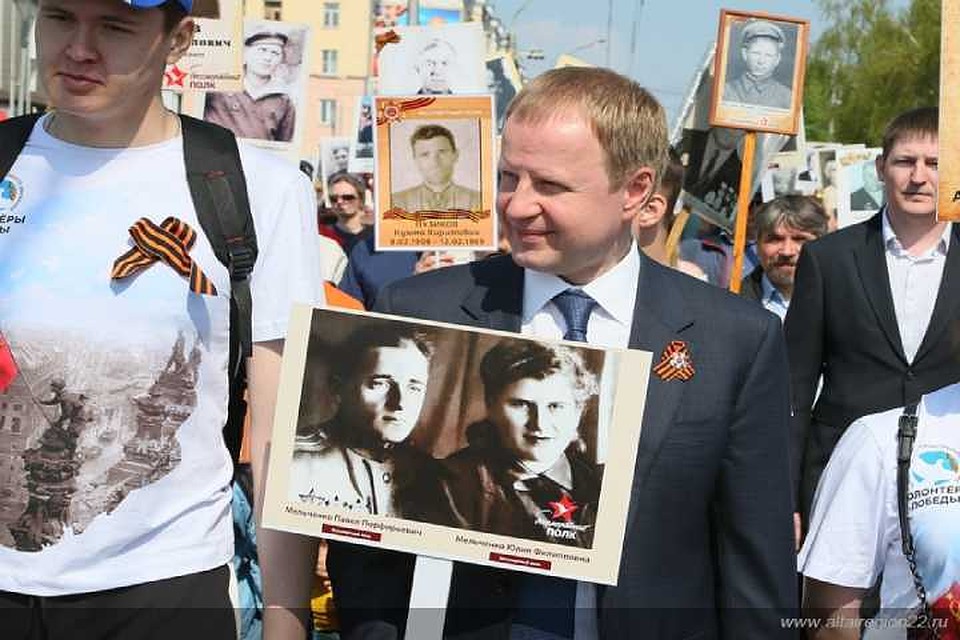 В составе колонны Бессмертного полка прошел и губернатор Алтайского края Виктор Томенко