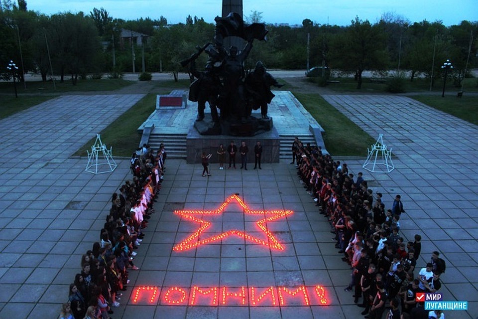 После волонтеры и жители Луганска возложили красные гвоздики к памятнику. Фото: mir-lug.infо
