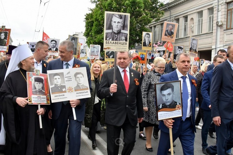 Первые лица Крыма тоже поддержали традицию