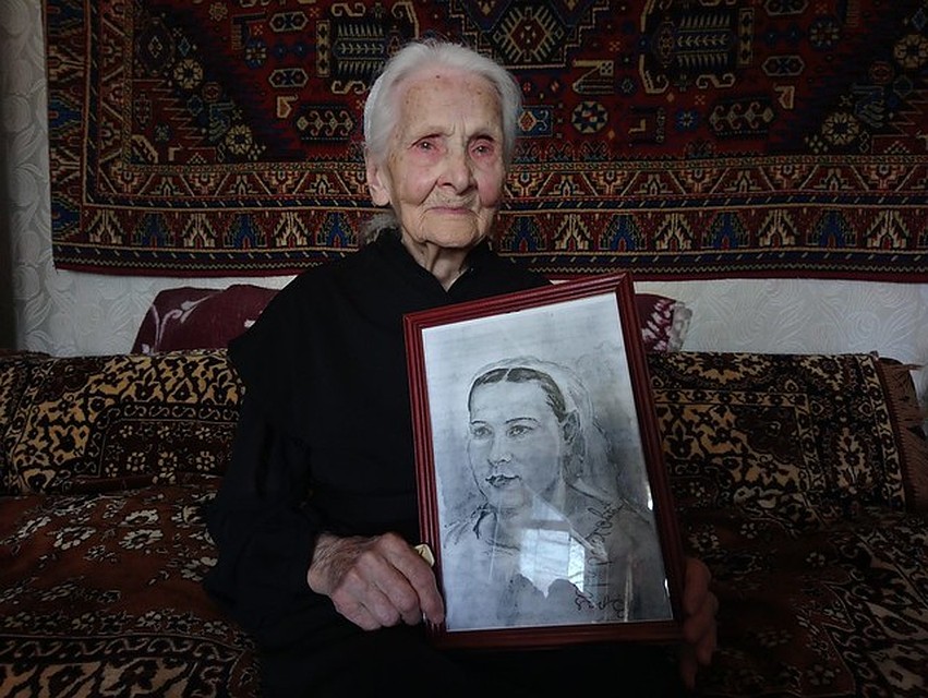Агния Фирстова спустя 75 лет увидела свой портрет. Фото: КТВ Луч