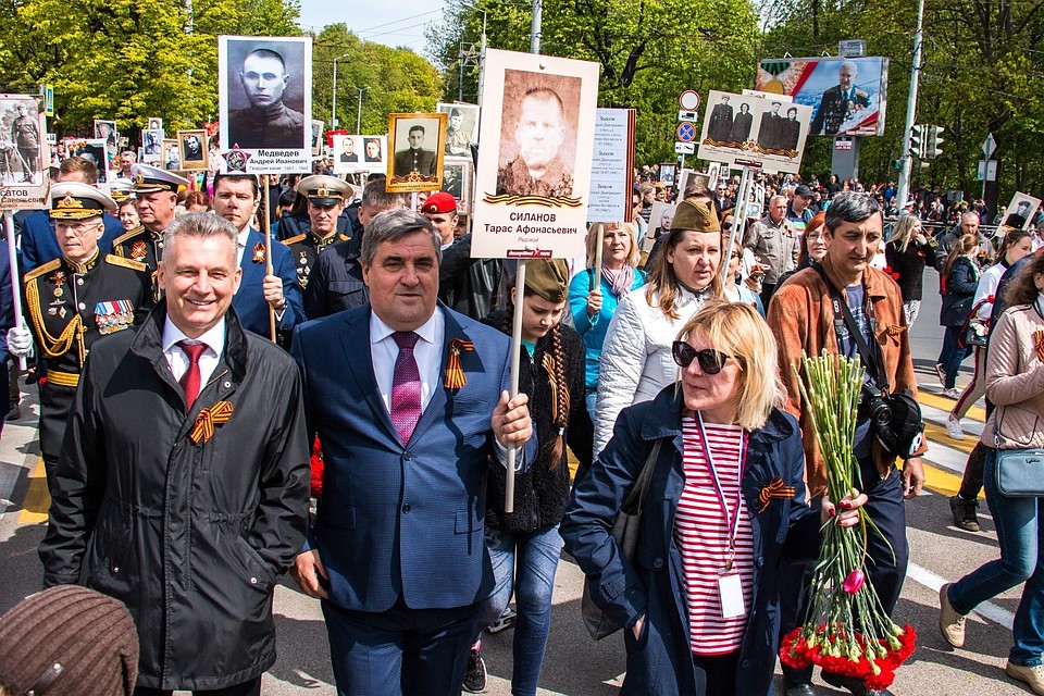 Алексей Силанов среди участников "Бессмертного полка".