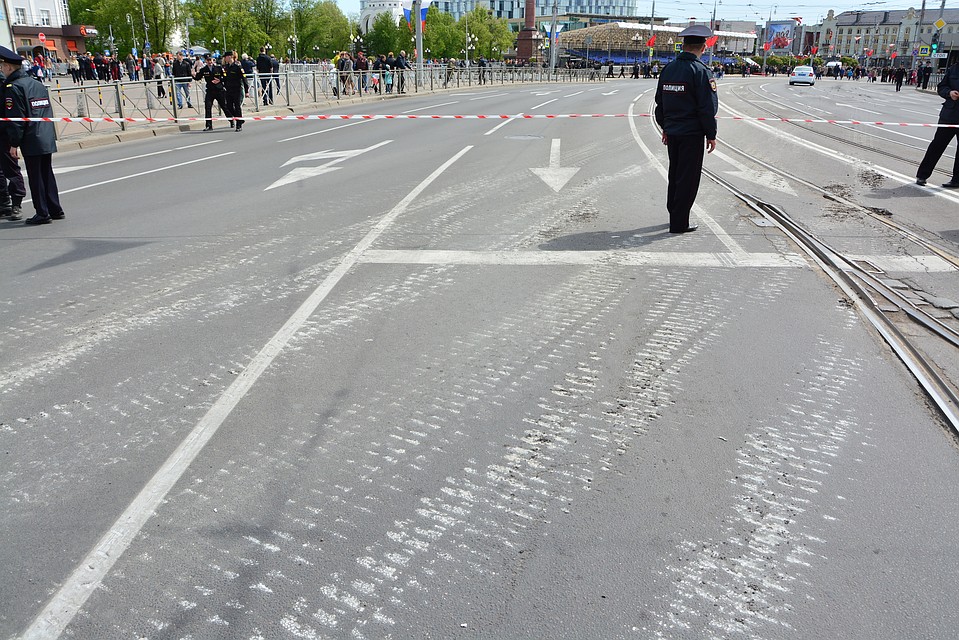 Асфальт в центре Калининграда после парада.