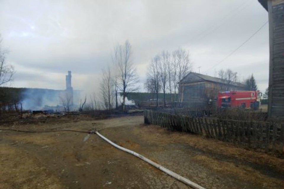 Жители Ковдора сообщили, что дым был виден даже из окон их домов. Фото: МЧС России по Мурманской области.