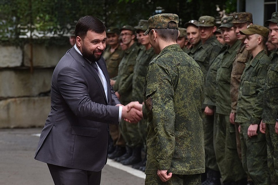Награждение прошло в день после празднования Дня Победы и перед Днем провозглашения ДНР. Фото: denis-pushilin.ru