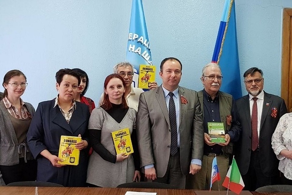 Вечером после парада Маркони отправился на встречу с ветеранами ЛНР, чтобы поговорить о войне и передать привет от итальянских партизан. Фото: riafan.ru