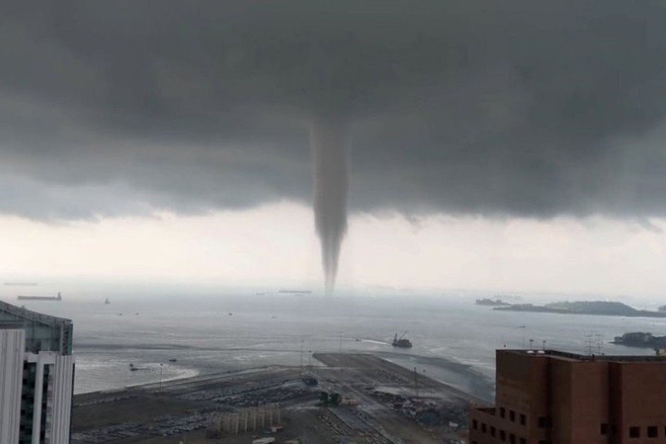 Огромный водяной смерч в Сингапуре