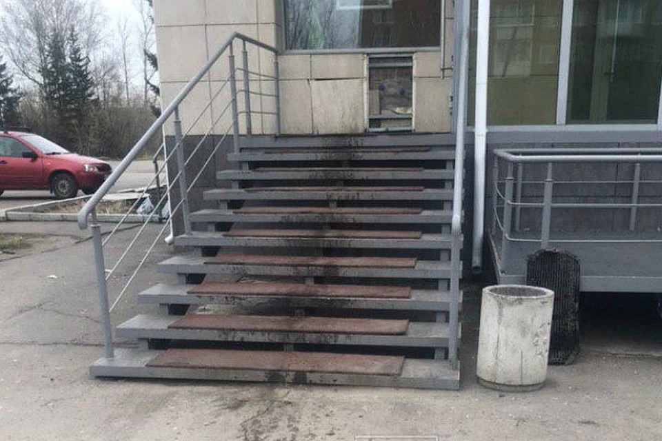 После ночного "штурма" крыльцо придется долго отмывать Фото: ЧП-Канск