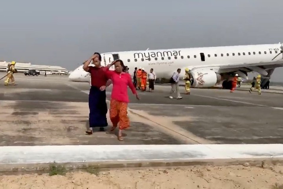 Самолет Embraer 190 авиакомпании Myanmar National Airlines совершил жесткую посадку в аэропорту города Мандалай
