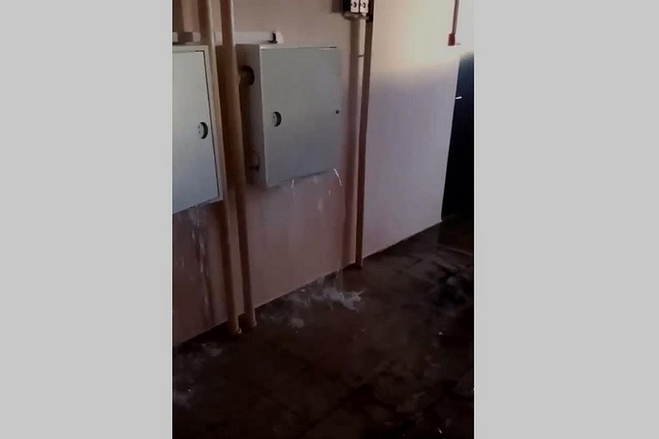 В Красноярске хлынувшая из пожарного гидранта вода затопила 11 этажей жилого дома. Стоп-кадр видео
