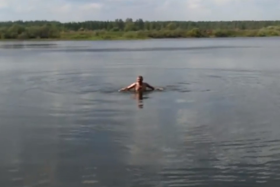 Анатолий Каширин открыл купальный сезон. Фото: скриншот с видео на страничке Анатолия Каширина.
