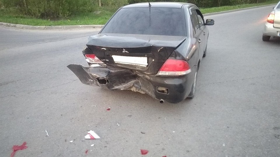 Один из водителей не рассчитал скорость движения.