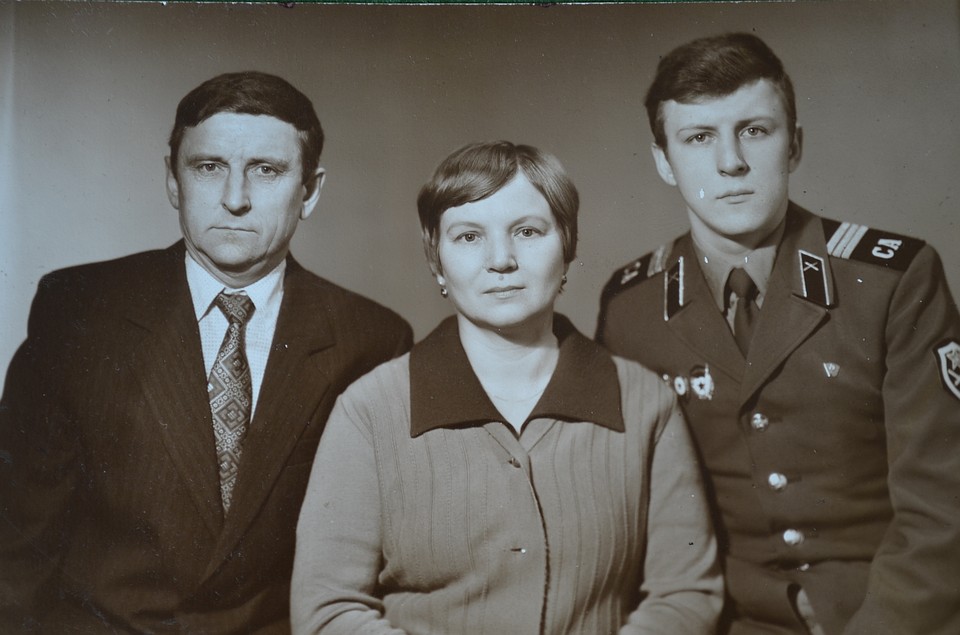 Александр Сергеевич и Нина Семеновна Манаенковы со своим сыном Виктором