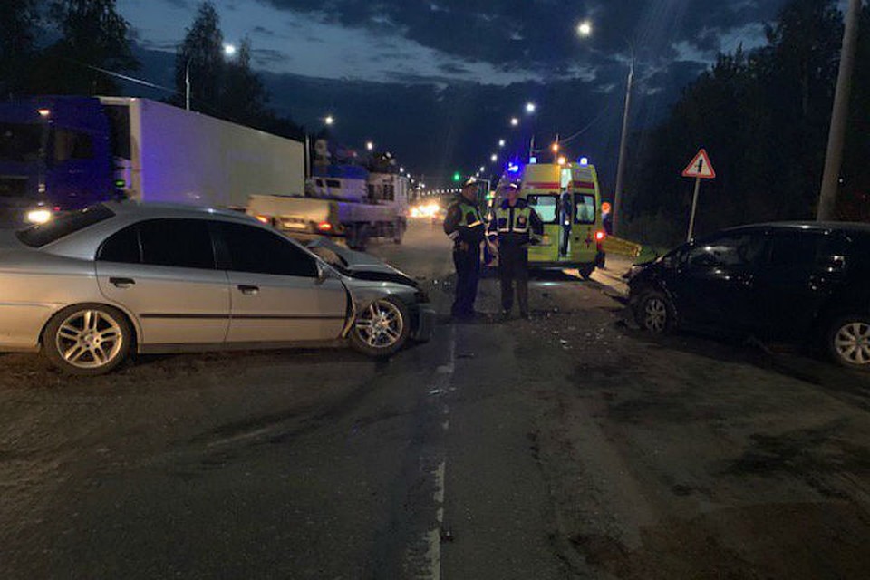 В ДТП на окружной дороге в Ярославле пострадали четверо человек. Фото: МЧС по Ярославской области.