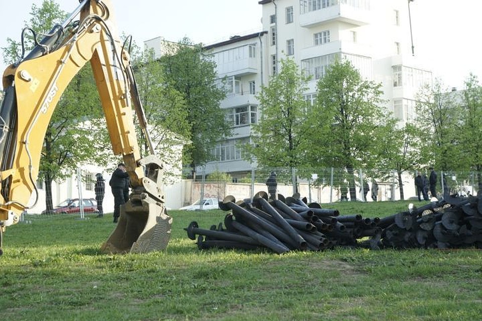 В понедельник этих свай в сквере еще не было.