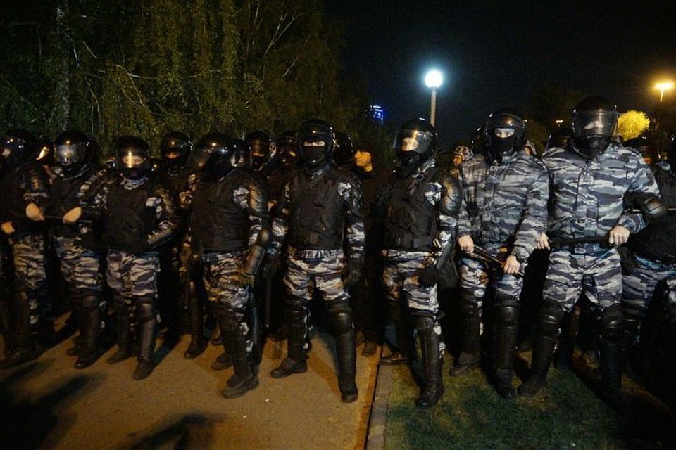 За порядком у сквера в ночь со вторника на среду следили полицейские, Росгвардия и ОМОН.