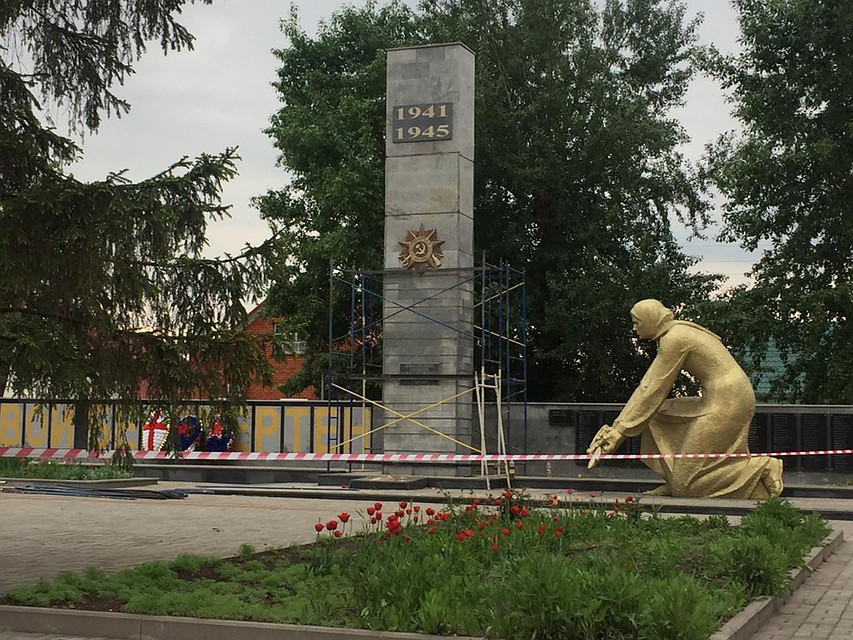 Братскую могмлу в Масловке начали ремонтировать.