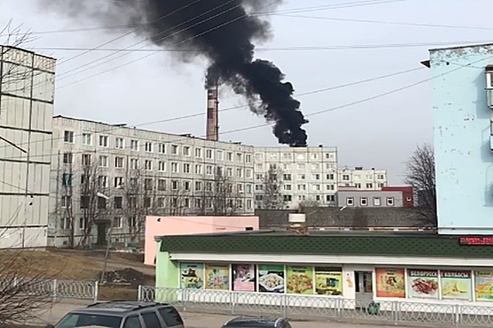 Мирное небо над поселком Росляково покрывается черной копотью, которую несет прямо на дома северян. Фото: vk.com/roslyakovo1