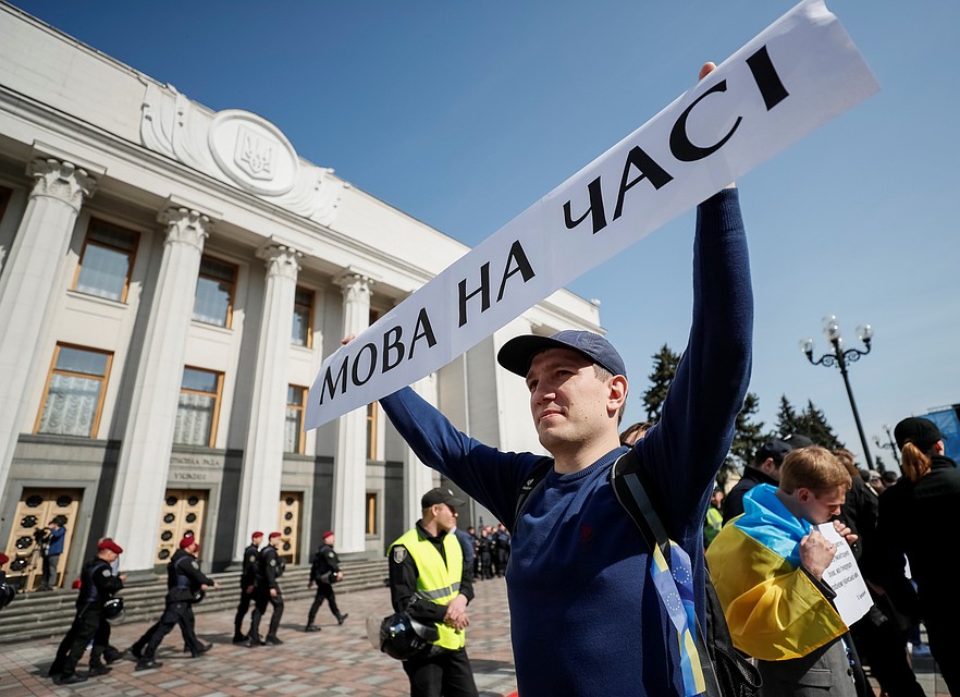 Закон обязывает использовать украинский язык во всех социальных сферах жизни