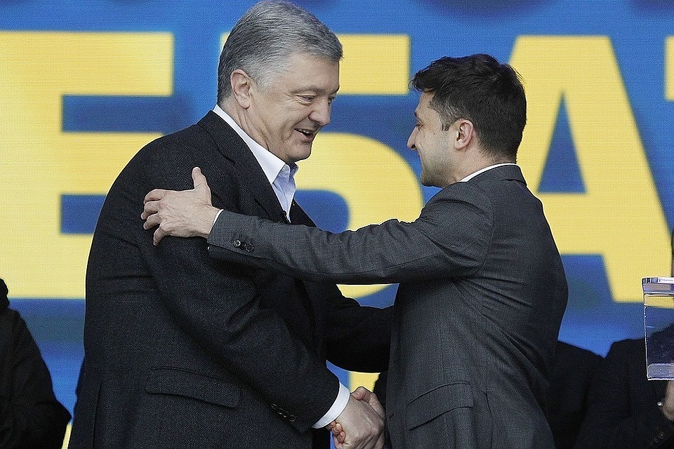 Порошенко призывают плавно передать власть Зеленскому
