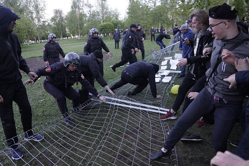 В Екатеринбурге четвертый день не стихают акции протесты против строительства храма