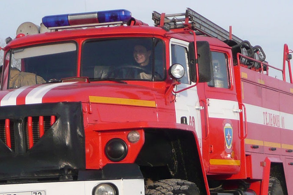 На улице Воронинской в Тюмени полыхал двухэтажный особняк