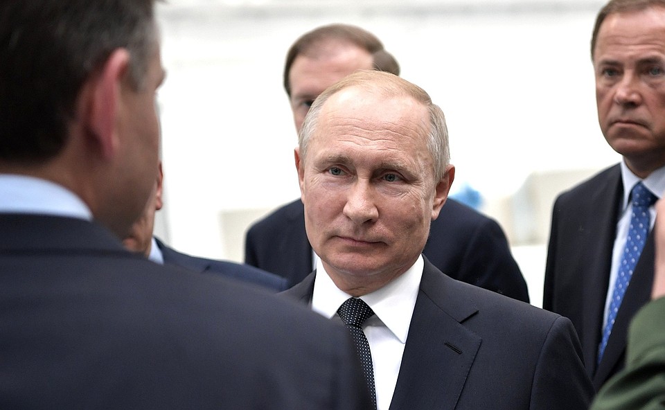 Президент ответил на вопрос псковской журналистки Юлии Шариповой на медиафоруме Общероссийского народного фронта. Фото: Kremlin.ru