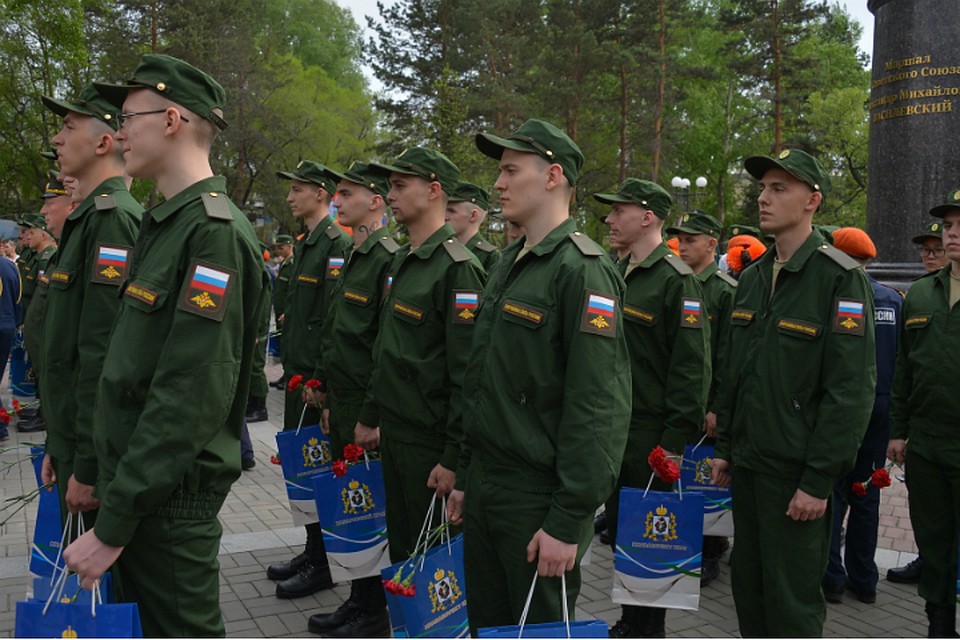 Перед службой в армии призывники в Хабаровске получили подарки