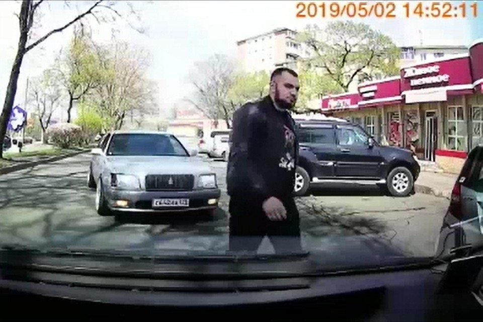 Водитель «Крауна» идет учить инструктора. Скриншот видео