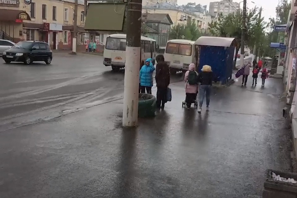Майское утро началось в Кирове со снега и сильного ветра