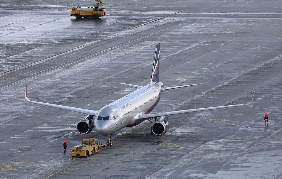 Пассажиры самолета Sukhoi Superjet 100, накануне вернувшегося по техническим причинам в аэропорт Ульяновска, вылетели в Москву на Airbus A320. Фото: Марина Лысцева/ТАСС