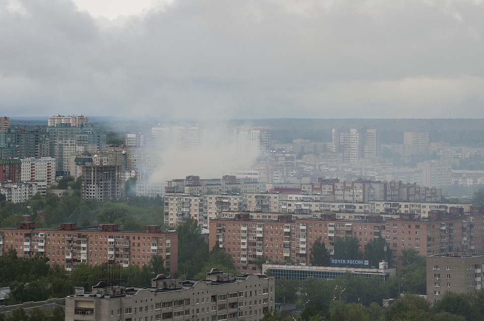 Горит дом рядом со строящимся объектом