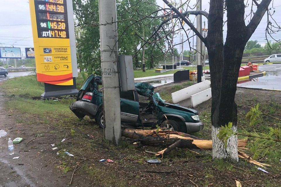 Жертвой автолюбительницы в Хабаровске стало дерево