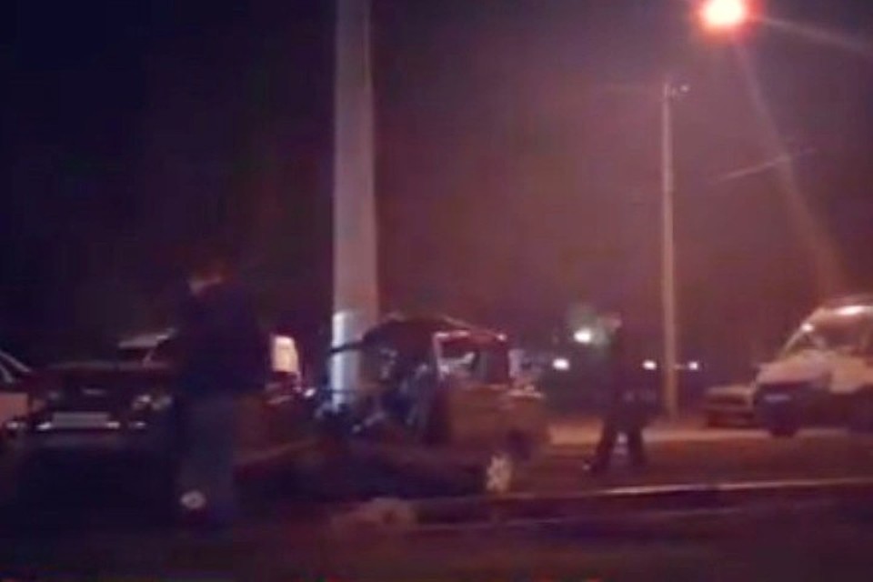 Легковой автомобиль намотался на столб в Кемерове. ФОТО: кадр видео Instagram/incident_kusbass.