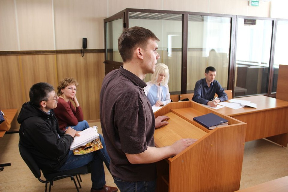 В Новосибирске супругов судят за нападение на участкового.