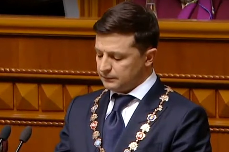 Зеленский читает текст присяги. Фото: скриншот из видео