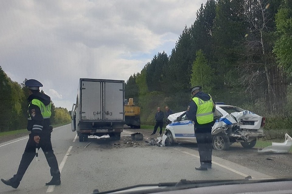 Патрульный автомобиль ГИБДД врезался в экскаватор, после удара "Газели". Фото vk.com