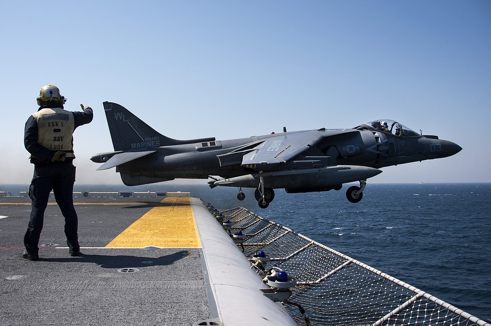 Iтурмовик Корпуса морской пехоты США AV-8B Harrier.
